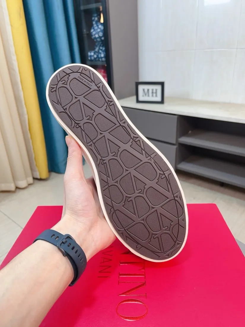 Men's shoes 💰500🌸🌸[Valentino] Couple model, official website 1:1 replica, fashionable casual men's shoes 🔜The upper is made of imported high-quality original special upper sheepskin lining, the upper foot is very stylish, personalized fashionable rubber wear-resistant outsole, size: 35-44 (45 can be customized)